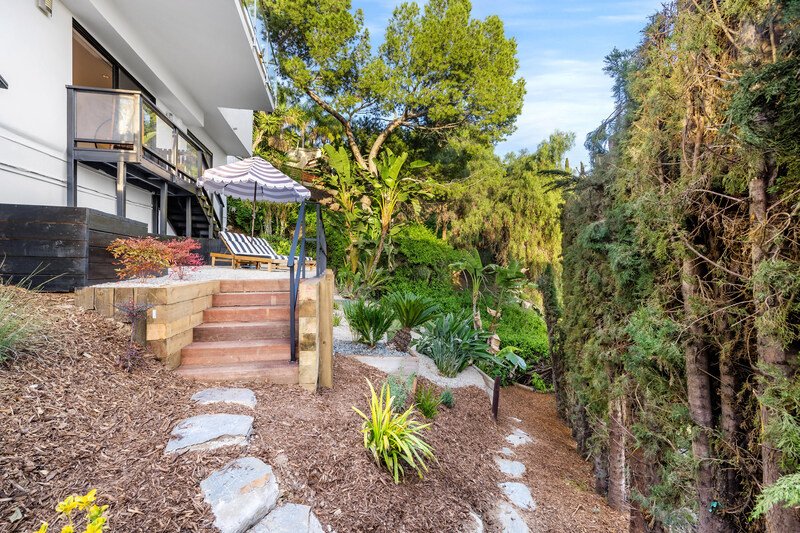 vista de moderno jardín en desnivel